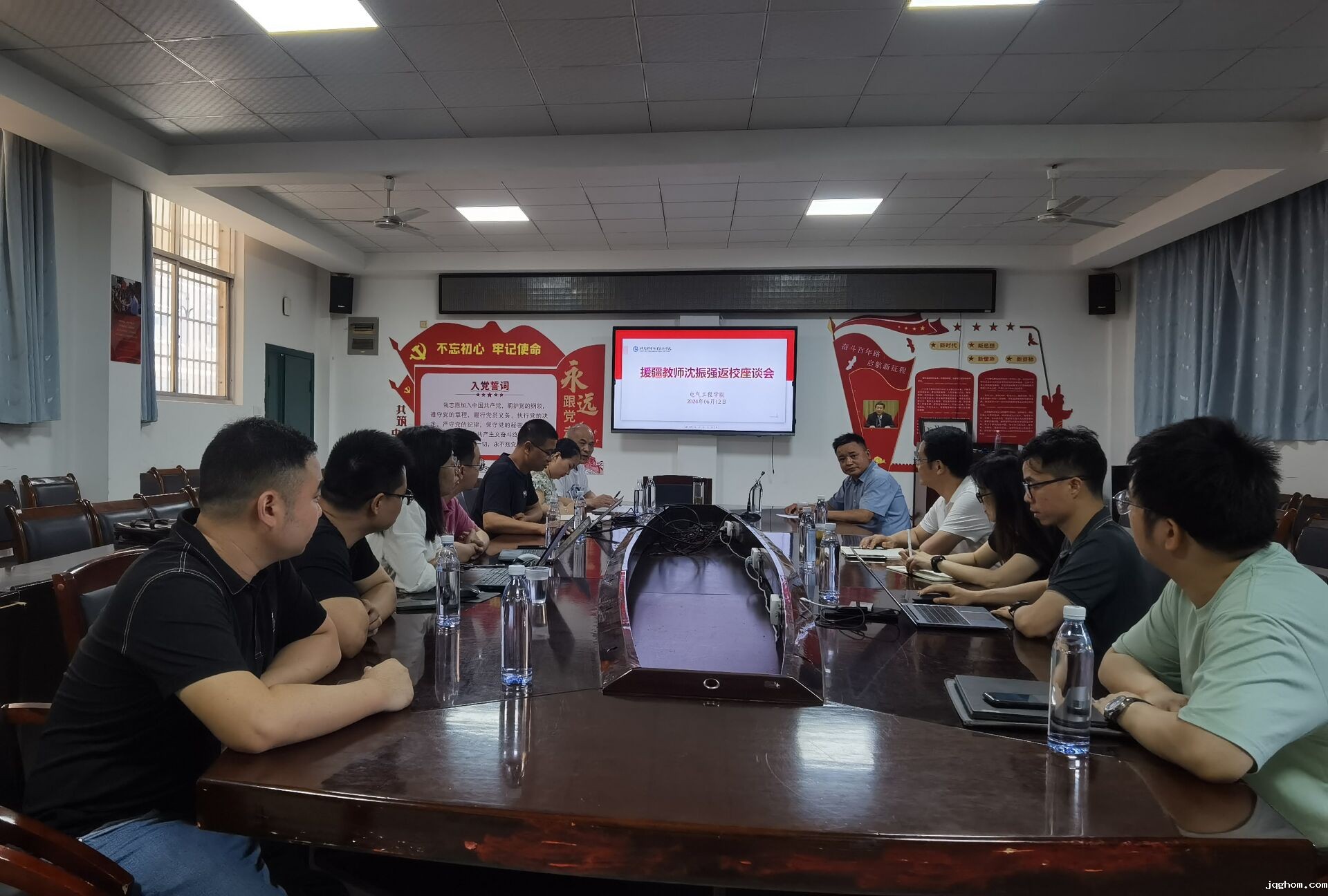 座谈会照片.jpg 座谈会照片.jpg