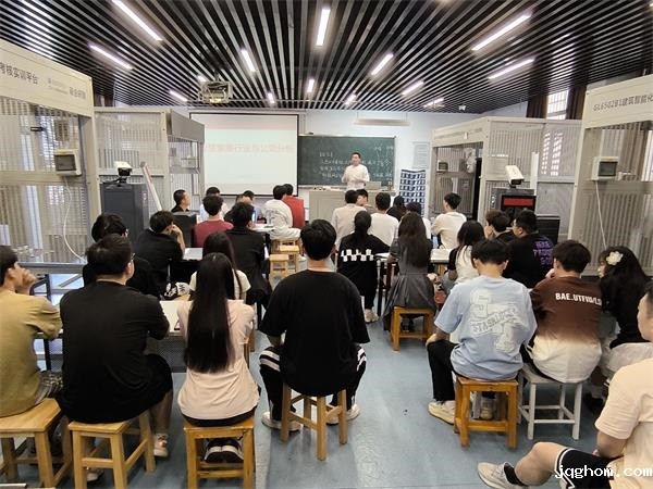 湖南华翌科技来电气学院进行讲座2.jpg