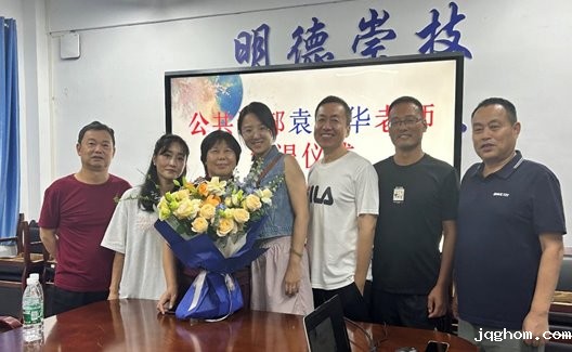 一群人站在房间里&#xA;&#xA;描述已自动生成