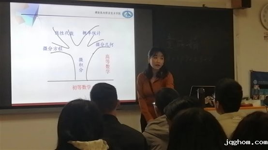 白板前的人们&#xA;&#xA;描述已自动生成