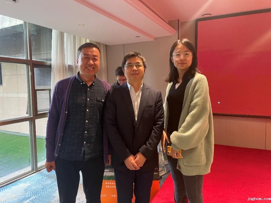 男人和女人站在一起合影中度可信度描述已自动生成