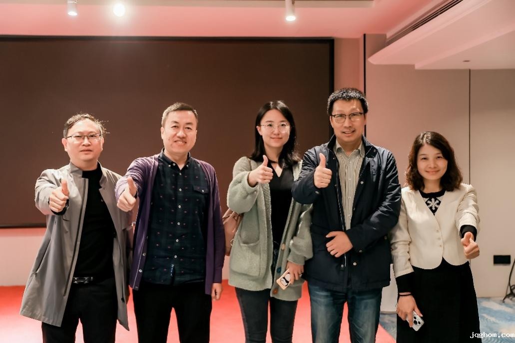 人们站在一起合影的一群人中度可信度描述已自动生成