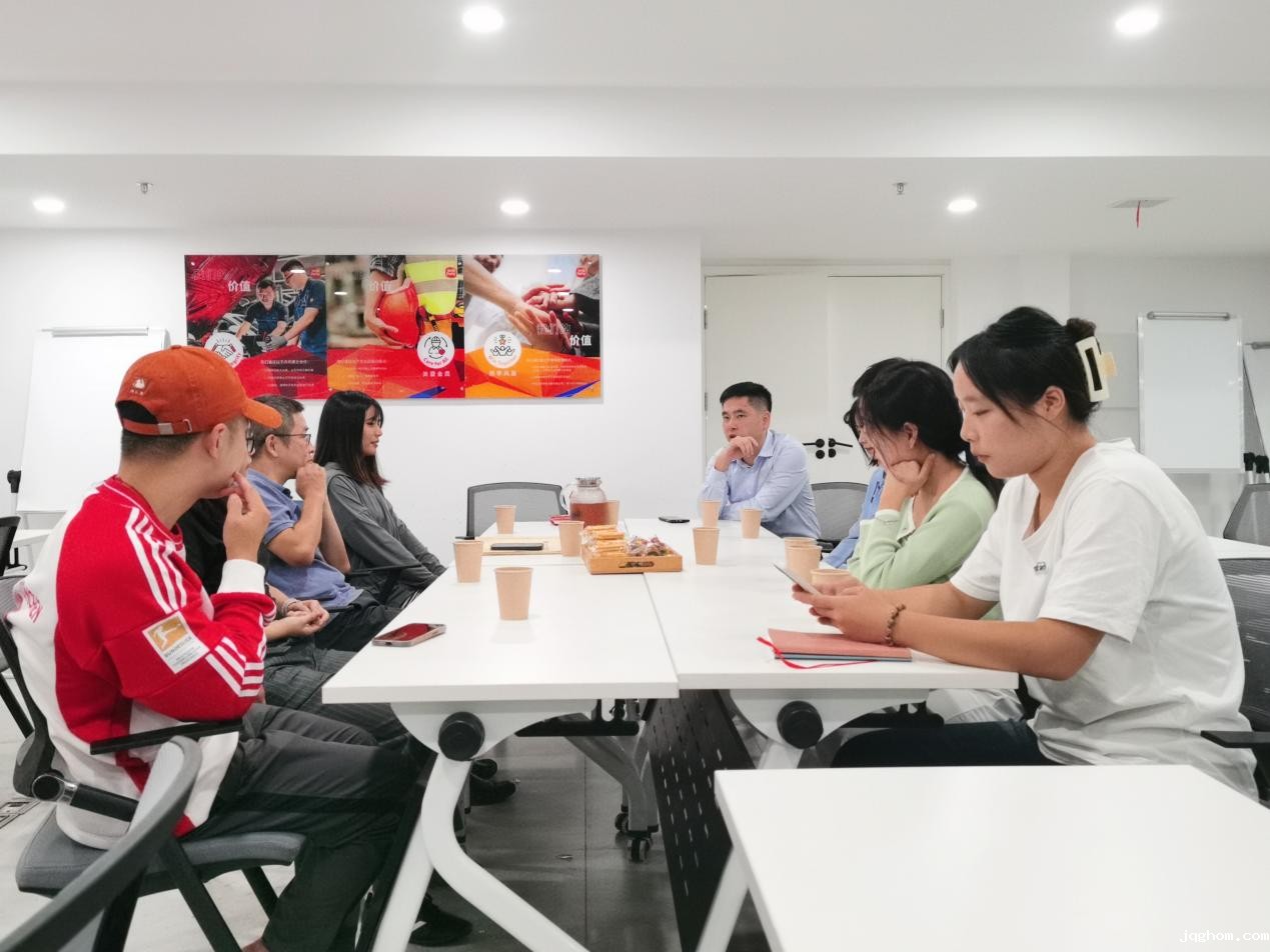 会议室里的人们&#xA;&#xA;描述已自动生成