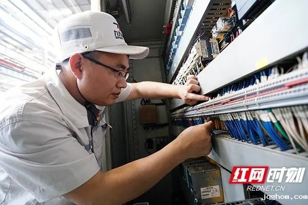 晏斌：从工厂走出的“全国五一劳动奖章”获得者